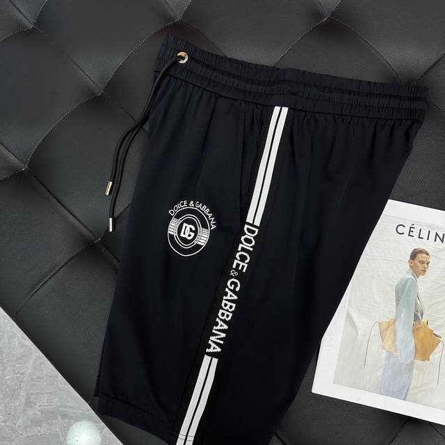 D&G杜嘉班纳夏季新款男士休闲短裤，高级定制锦纶面料，侧边重工艺提花字母，细节无可挑剔，顶级辅料配备，原版Logo设计理念，手感细腻柔软！上身版型超赞！ 尺码：