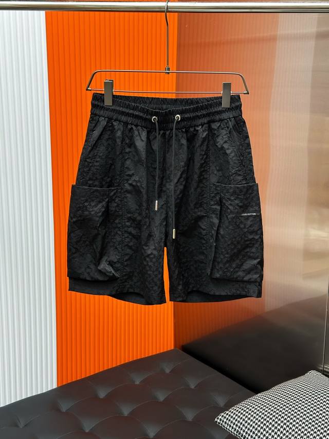 Loui驴牌夏季新款男士休闲短裤，高级定制烧花工艺，细节无可挑剔，顶级辅料配备，原版Logo设计理念，手感细腻柔软！上身版型超赞！ 尺码：29-38下单报腰围