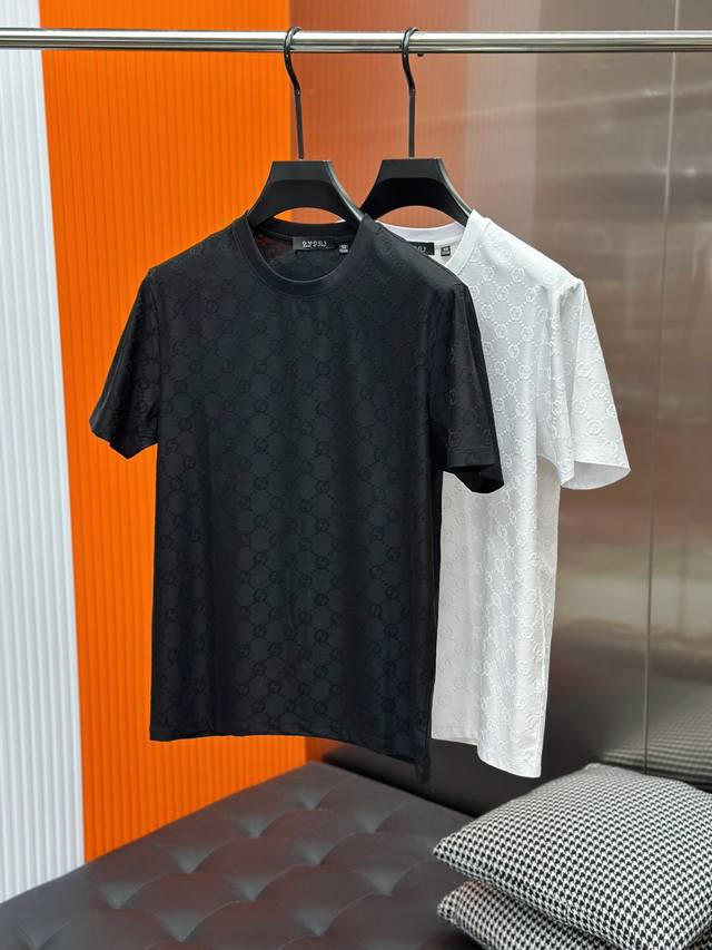 Gucc古奇满印提花字母Logo短袖T恤 非常简约大气的一款满印老花Tee 修身版型裁剪，上身时尚大气，利落得体客供95棉布面料，柔软有质感，骨感硬挺显型！ S