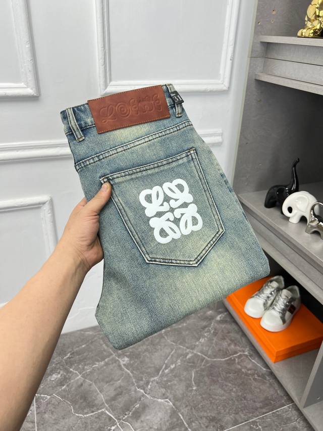 罗意威 新款来袭2700新春爆款新品 专柜有售 实体店极品牛仔裤专柜原版1:1好货，适合各个年龄段。市场最高版本的欧洲进口面料。舒适柔软亲肤，上身效果超级棒时尚