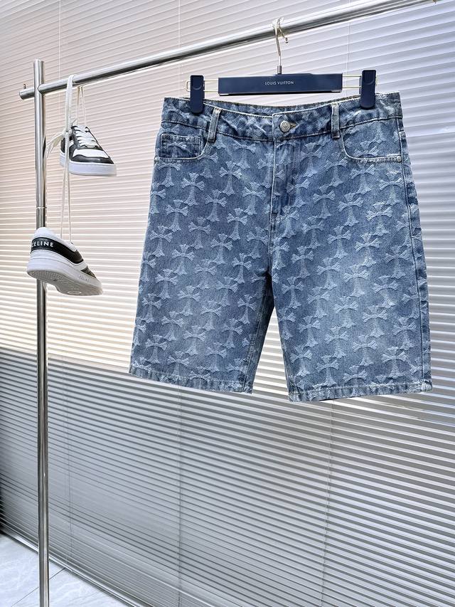 克罗心 2025新品，原单牛仔短裤 原版重工打造，品牌经典Logo设计，三标齐全！原版五金辅料。专柜定制牛仔面料，完全对版专柜，欢迎专柜试穿后再购买，好货不怕比