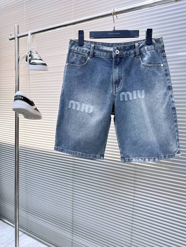 Miu 2025新品，原单牛仔短裤 原版重工打造，品牌经典Logo设计，三标齐全！原版五金辅料。专柜定制牛仔面料，完全对版专柜，欢迎专柜试穿后再购买，好货不怕比