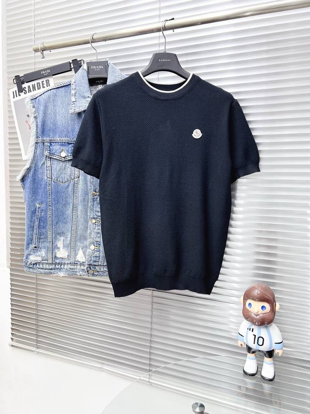Moncler蒙口 25Ss新款针织短袖，超经典设计，简约没有任何多余累赘感，衣橱不可缺少的一件百搭单品，采用优质羊毛制作而成，穿身上超级舒适，前卫又实穿，精致
