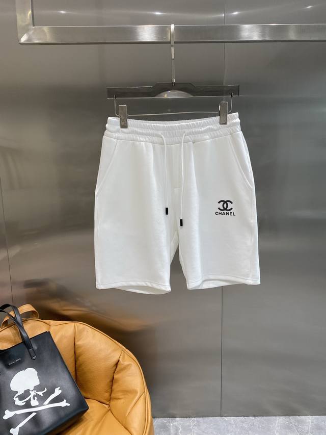 香家 夏日奢华休闲必备经典百搭又大气，裤身一侧标志性的标识，精致闪耀，低调中尽显奢华。松紧腰配抽绳设计，M-3Xl隔天