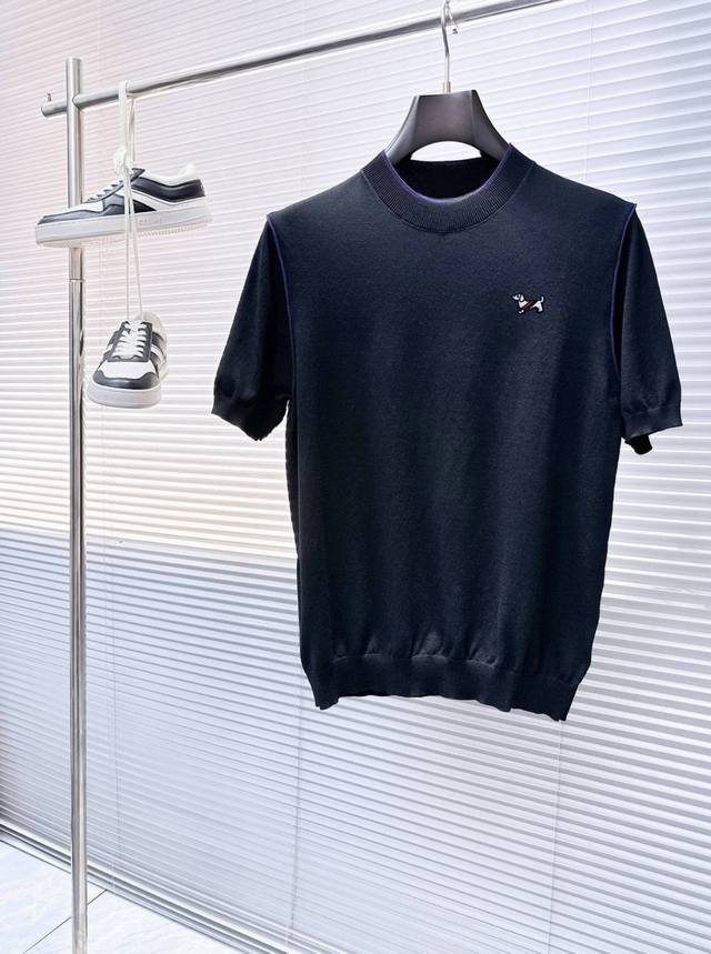 Tb汤姆布朗 25Ss新款针织短袖，超经典设计，简约没有任何多余累赘感，衣橱不可缺少的一件百搭单品，采用优质羊毛制作而成，穿身上超级舒适，前卫又实穿，精致完美工