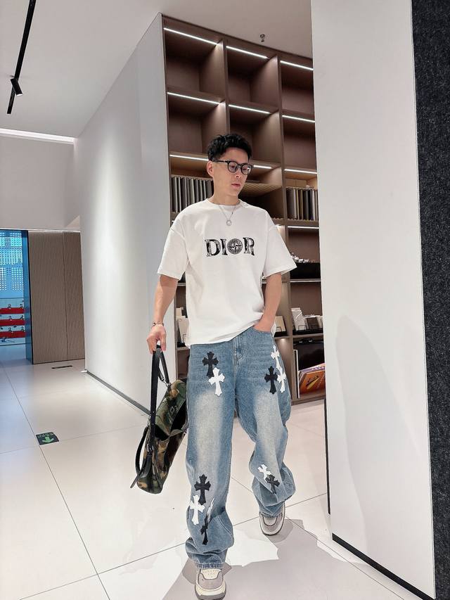 Dio25Ss春夏新款 经典Logo联名短袖 轻奢主义 男女日常通勤穿搭必备单品 正确版本 欢迎对比 详细特征 260克100% 纯棉双纱汗布面料 同缸定染特种