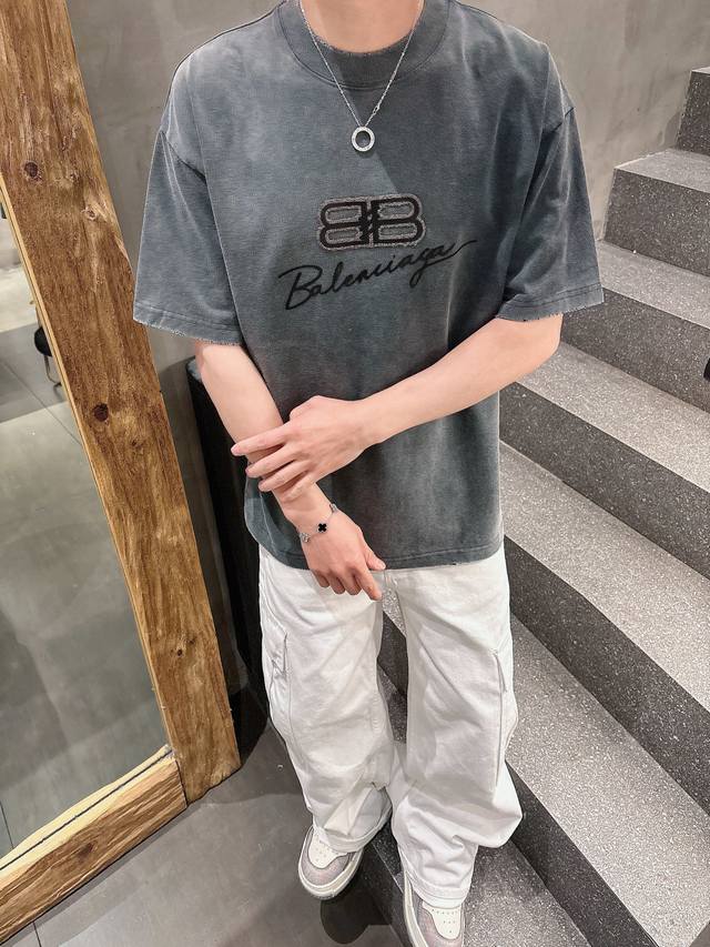 巴黎25Ss春夏新款 做旧Logo短袖 轻奢主义 男女日常通勤穿搭必备单品 正确版本 欢迎对比 详细特征 280克100% 纯棉双纱汗布面料 同缸定染特种加粗3