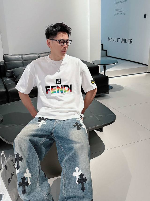 Fd25Ss春夏新款 Logo植绒皮标短袖 轻奢主义 男女日常通勤穿搭必备单品 正确版本 欢迎对比 详细特征 260克100% 纯棉双纱汗布面料 同缸定染特种加