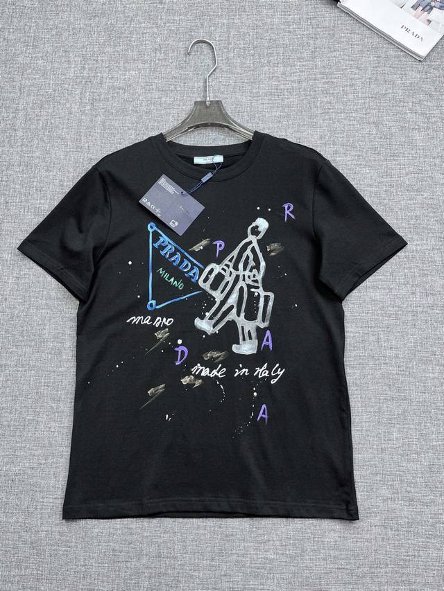 prada2025新款同步上新圆领短袖T恤。采用客供新疆长绒棉面料，亲肤舒适透气，胸前配以品牌字母Logo图案采用3D数码印花工艺构成彰显品牌奢华，与Zp一致不