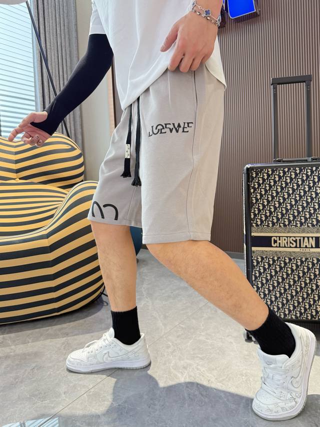 罗意威 三标齐全 2025夏季新款男士休闲短裤，高级定制面料透气面料 透气弹力舒适度极高，细节无可挑剔，顶级辅料配备，原版Logo设计理念，手感细腻柔软！上身版