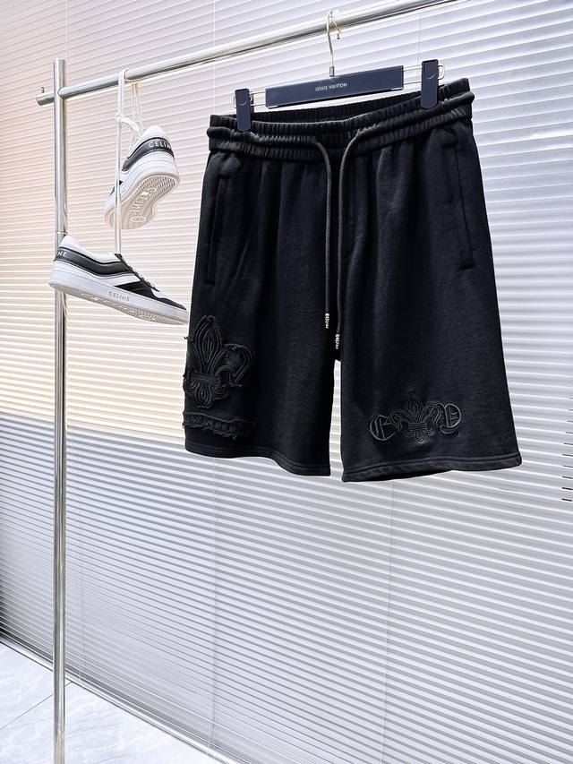 Ch 顶级货品2025夏季新款休闲短裤！官网同步发售。品牌经典Logo休闲裤 ，定制面料，舒适度极好，手触感强烈。辨识度极高，完美品相工艺。 尺码：M-3Xl