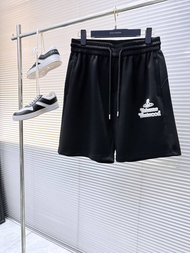 西太后 顶级货品2025夏季新款休闲短裤！官网同步发售。品牌经典Logo休闲裤 ，定制面料，舒适度极好，手触感强烈。辨识度极高，完美品相工艺。 尺码：M-3Xl