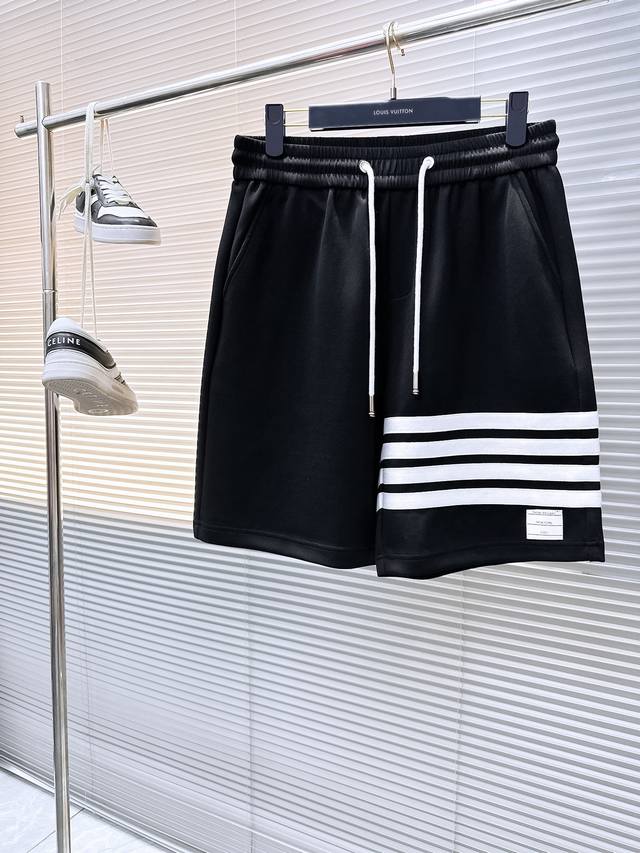 Tb 顶级货品2025夏季新款休闲短裤！官网同步发售。品牌经典Logo休闲裤 ，定制面料，舒适度极好，手触感强烈。辨识度极高，完美品相工艺。 尺码：M-3Xl