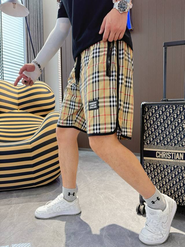 巴宝莉 三标齐全 2025夏季新款男士休闲短裤，高级定制面料透气面料 透气弹力舒适度极高，细节无可挑剔，顶级辅料配备，原版Logo设计理念，手感细腻柔软！上身版