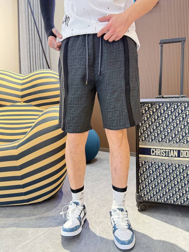 芬迪 三标齐全 2025夏季新款男士休闲短裤，高级定制面料透气面料 透气弹力舒适度极高，细节无可挑剔，顶级辅料配备，原版Logo设计理念，手感细腻柔软！上身版型