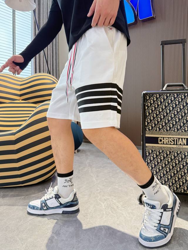 Tb 三标齐全 2025夏季新款男士休闲短裤，高级定制面料透气面料 透气弹力舒适度极高，细节无可挑剔，顶级辅料配备，原版Logo设计理念，手感细腻柔软！上身版型