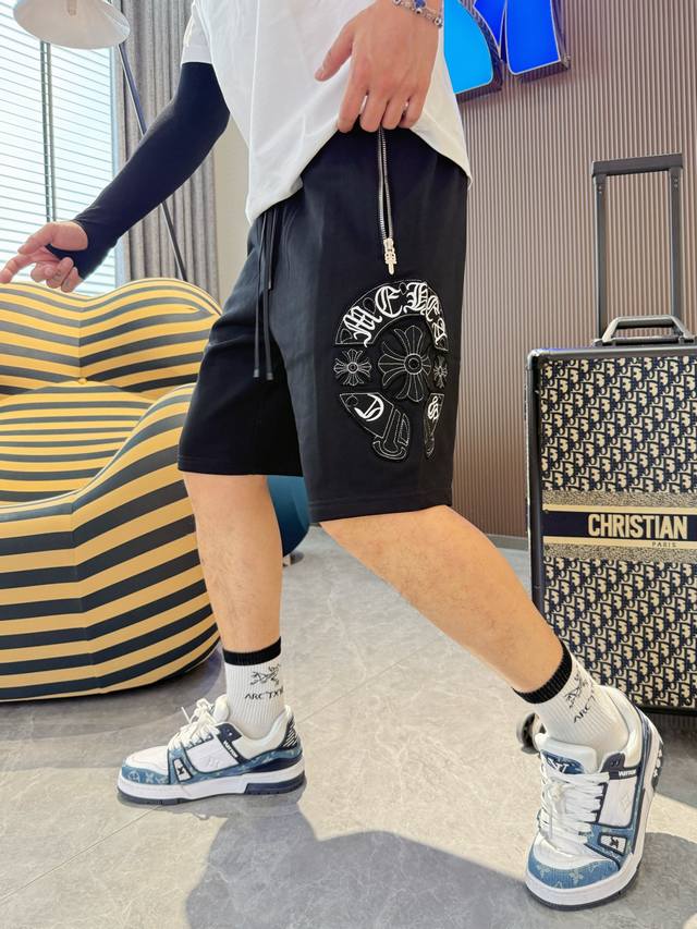 克罗心 三标齐全 2025夏季新款男士休闲短裤，高级定制面料透气面料 透气弹力舒适度极高，细节无可挑剔，顶级辅料配备，原版Logo设计理念，手感细腻柔软！上身版