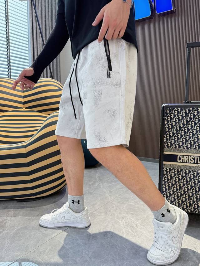 Y3 三标齐全 2025夏季新款男士休闲短裤，高级定制面料透气面料 透气弹力舒适度极高，细节无可挑剔，顶级辅料配备，原版Logo设计理念，手感细腻柔软！上身版型