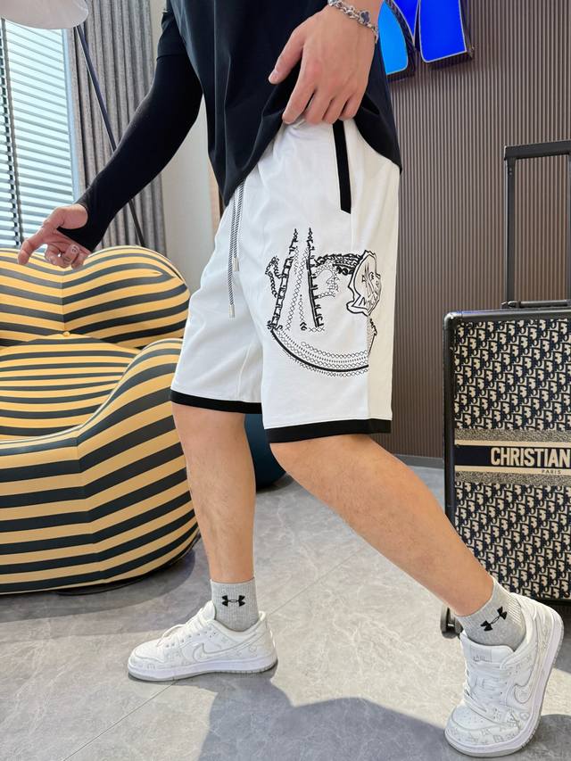 蒙口 三标齐全 2025夏季新款男士休闲短裤，高级定制面料透气面料 透气弹力舒适度极高，细节无可挑剔，顶级辅料配备，原版Logo设计理念，手感细腻柔软！上身版型