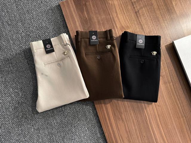 范思哲 新款来袭2680春夏新款新品 专柜有售 实体店极品休闲裤专柜原版1:1好货，适合各个年龄段。市场最高版本的欧洲进口面料。舒适柔软亲肤，上身效果超级棒时尚