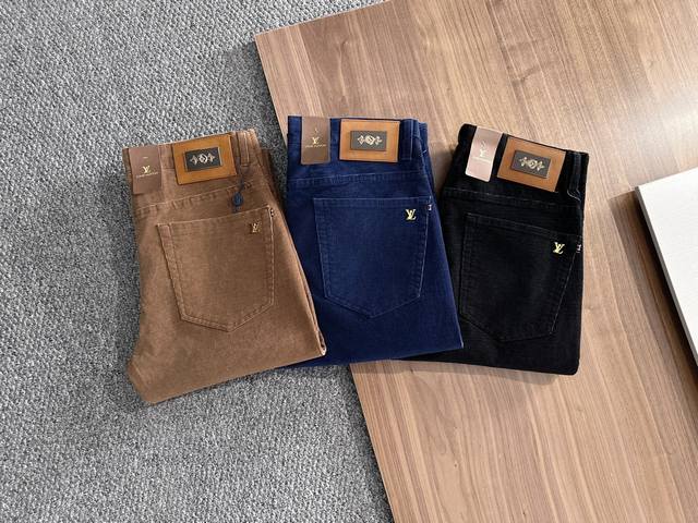 Lv 新款来袭2680春夏新款新品 专柜有售 实体店极品休闲裤专柜原版1:1好货，适合各个年龄段。市场最高版本的欧洲进口面料。舒适柔软亲肤，上身效果超级棒时尚百