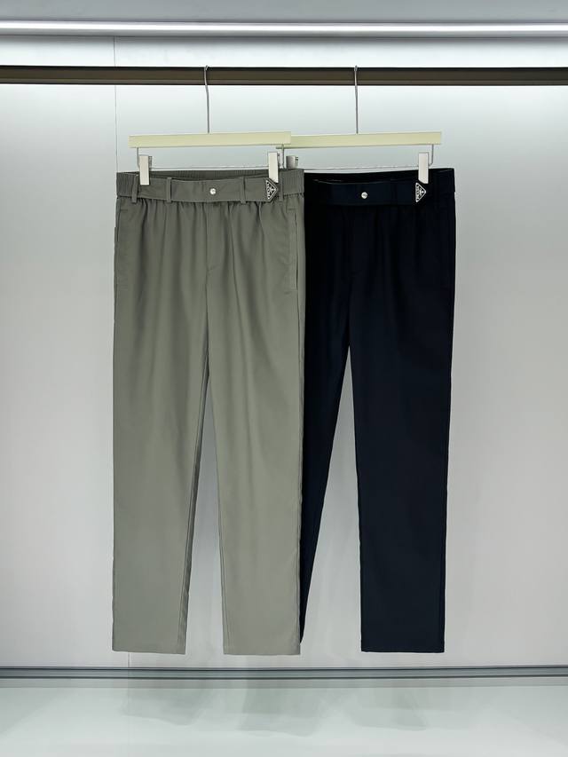 合照细节 prada 2025早春新款。进口面料款式简约百搭款，不挑人穿，细节感十足！腰头调节常有亮点，但也不会显得过于高调。上身帅气有型，腔调十足。整体的剪裁