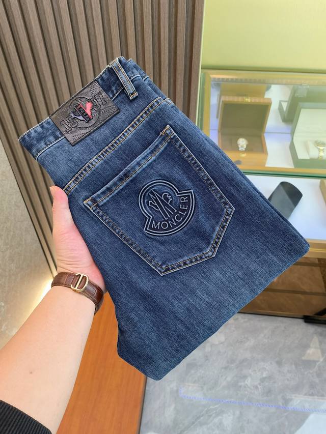 蒙口 新款来袭2680新春爆款新品 专柜有售 实体店极品牛仔裤专柜原版1:1好货，适合各个年龄段。市场最高版本的欧洲进口面料。舒适柔软亲肤，上身效果超级棒时尚百