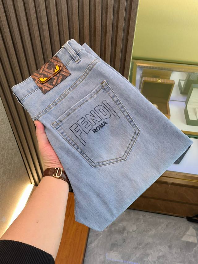 芬迪 新款来袭2680新春爆款新品 专柜有售 实体店极品牛仔裤专柜原版1:1好货，适合各个年龄段。市场最高版本的欧洲进口面料。舒适柔软亲肤，上身效果超级棒时尚百