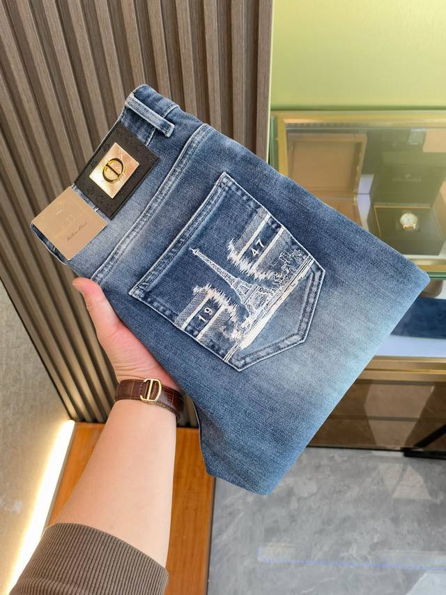 迪奥 2680春夏新品 专柜有售 实体店极品牛仔裤专柜原版1:1好货，适合各个年龄段。市场最高版本的欧洲进口面料。舒适柔软亲肤，上身效果超级棒时尚百搭，笔挺有型