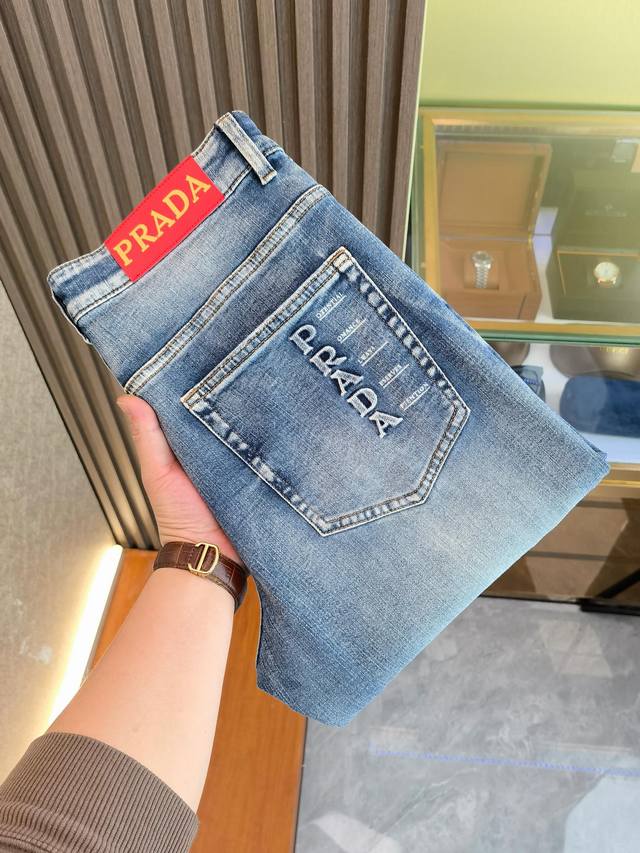 普拉达 2680春夏新品 专柜有售 实体店极品牛仔裤专柜原版1:1好货，适合各个年龄段。市场最高版本的欧洲进口面料。舒适柔软亲肤，上身效果超级棒时尚百搭，笔挺有