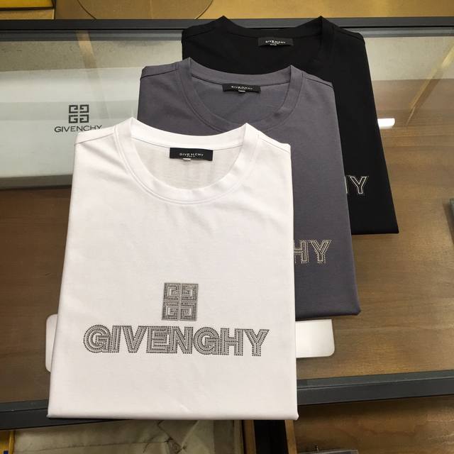 新品 Gvc 2025春夏新款首发专柜最新款短袖圆领T恤 高端订制 设计前卫时尚！品牌Logo重工艺设计 高端定制双丝光面料.手感柔软.穿着舒适.专柜级别精致车