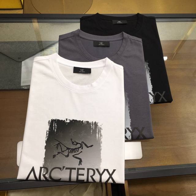 新品 始祖 2025春夏新款首发专柜最新款短袖圆领T恤 高端订制 设计前卫时尚！品牌Logo重工艺设计 高端定制双丝光面料.手感柔软.穿着舒适.专柜级别精致车线