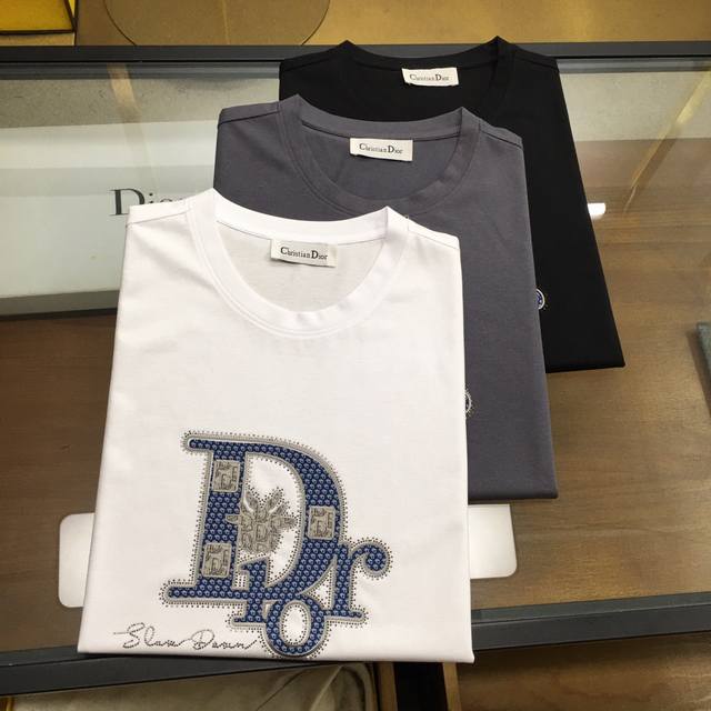 新品 Dio..R 2025春夏新款首发专柜最新款短袖圆领T恤 高端订制 设计前卫时尚！品牌Logo重工艺设计 高端定制双丝光面料.手感柔软.穿着舒适.专柜级别