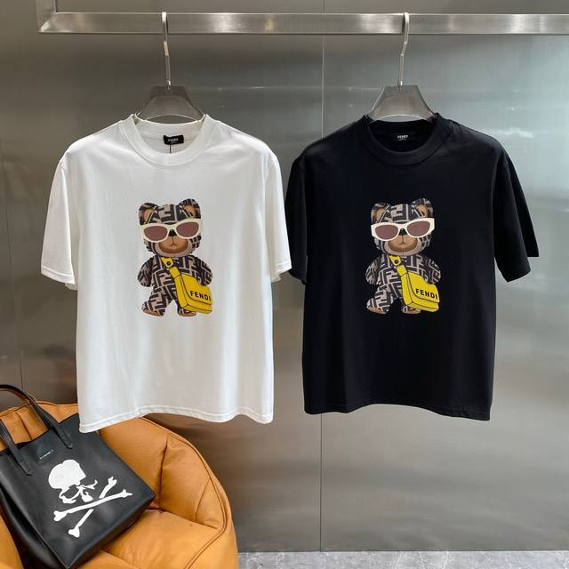 Fendi2025新款同步上新圆领短袖T恤。采用客供新疆长绒棉面料，亲肤舒适透气，胸前配以品牌字母Logo图案采用3D数码印花工艺构成彰显品牌奢华，与Zp一致不