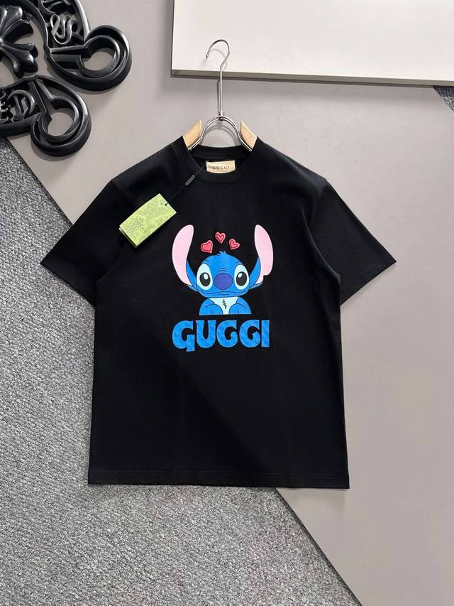 古奇 2025春夏新款男女同款短袖T恤，！定制专属纯棉面料，定制原版工艺螺纹，胸前重工字母Logo工艺设计！简约大方，从容百搭，档次极高，完美融入时尚还有风情感