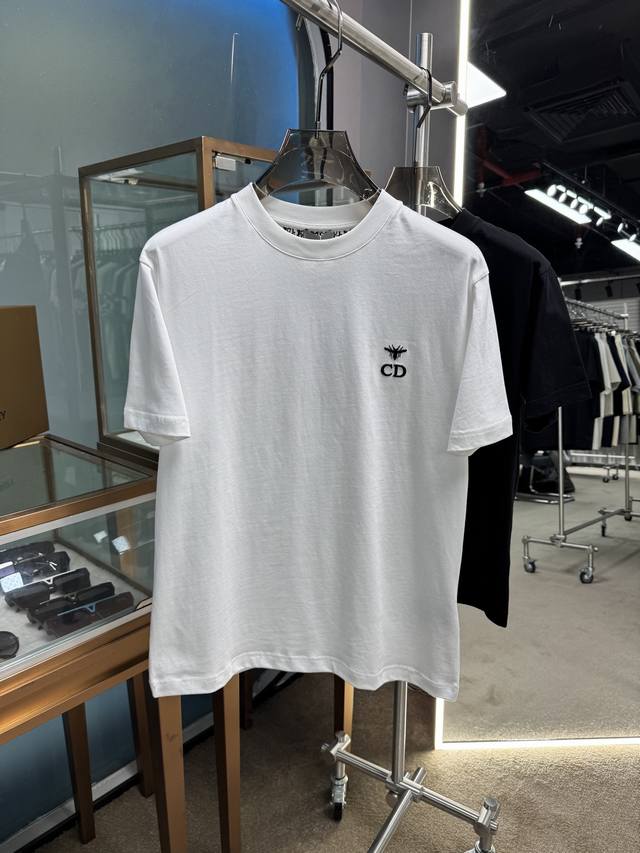 Cd 高定面料 玉蚕丝般的丝滑 2025春夏新品上市，时尚经典圆领短袖时尚单品设计，更加时尚舒适，高标准定制，上身非常有型，胸前品牌经典Logo 图案 客供辅料