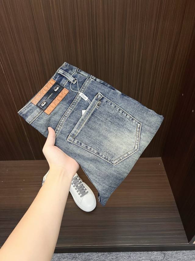 Dior 迪奥 官网专柜同步有售，原单狠货，超级有范儿的一款5分牛仔短裤 定制原版水洗牛仔面料，独特设计，顶级印花工艺字母图案Logo，原版五金辅料装饰，极为翘