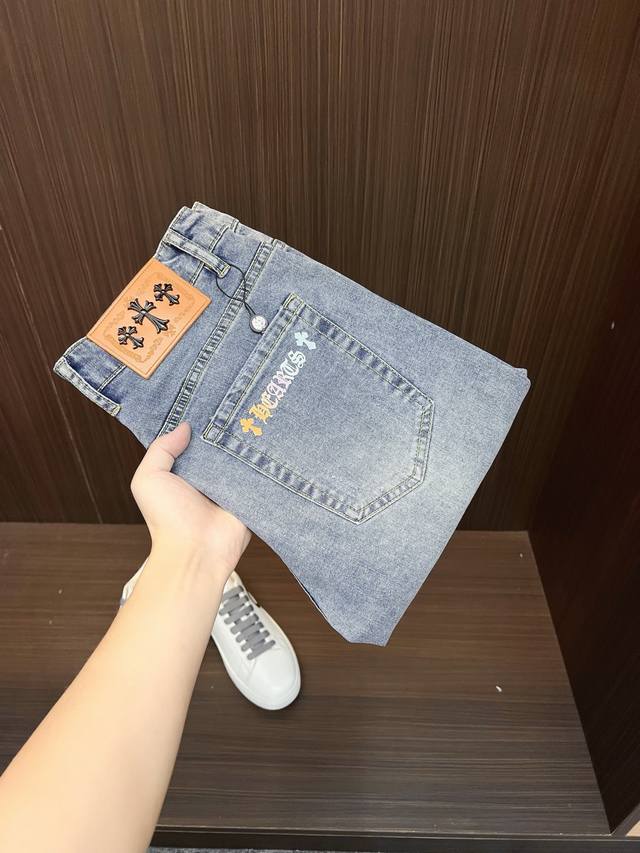 克罗心 官网专柜同步有售，原单狠货，超级有范儿的一款5分牛仔短裤 定制原版水洗牛仔面料，独特设计，顶级印花工艺字母图案Logo，原版五金辅料装饰，极为翘楚的一款