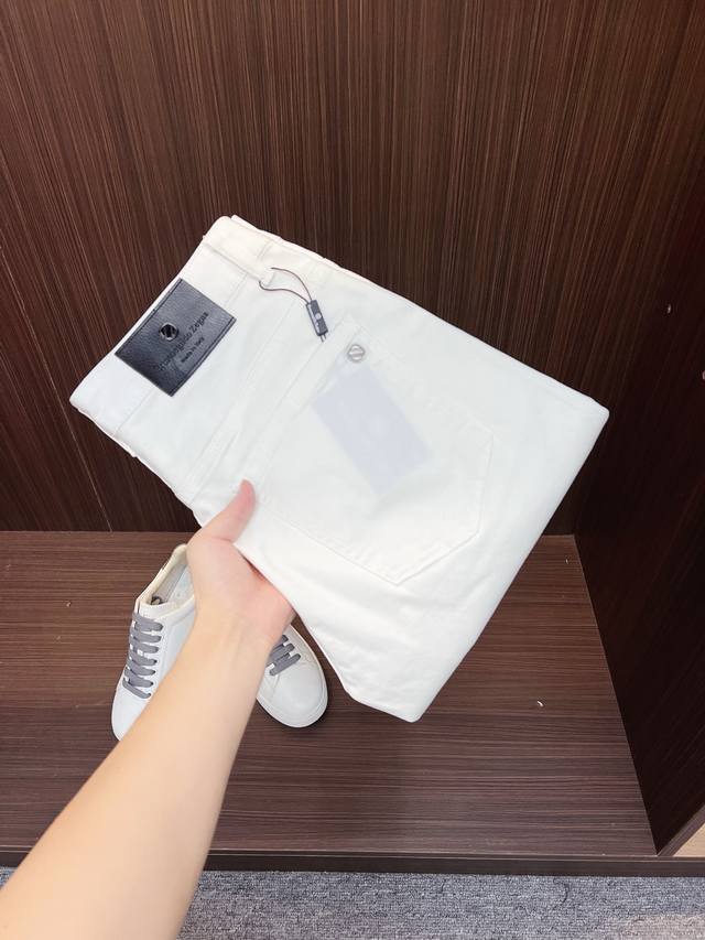 杰尼亚 官网专柜同步有售，原单狠货，超级有范儿的一款5分牛仔短裤 定制原版水洗牛仔面料，独特设计，顶级印花工艺字母图案Logo，原版五金辅料装饰，极为翘楚的一款