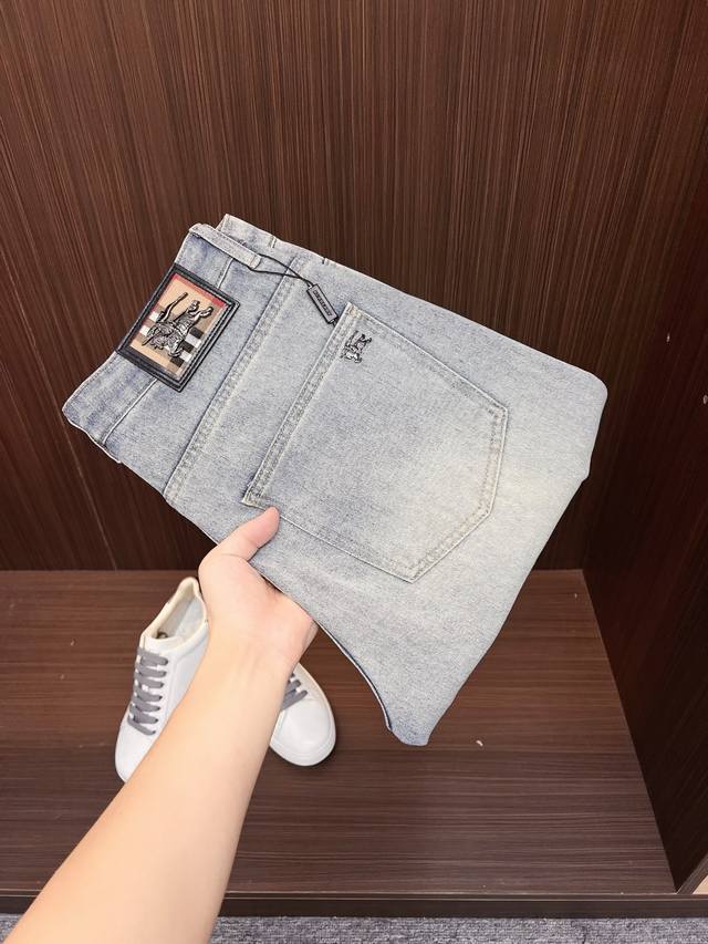 Burberry 巴宝莉 官网专柜同步有售，原单狠货，超级有范儿的一款5分牛仔短裤 定制原版水洗牛仔面料，独特设计，顶级印花工艺字母图案Logo，原版五金辅料装