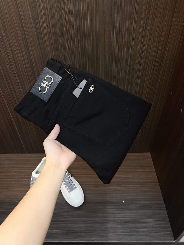 菲拉格慕 官网专柜同步有售，原单狠货，超级有范儿的一款5分牛仔短裤 定制原版水洗牛仔面料，独特设计，顶级印花工艺字母图案Logo，原版五金辅料装饰，极为翘楚的一