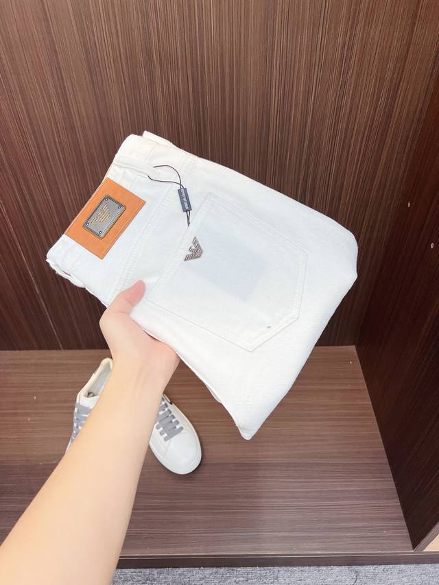 Armani 阿玛尼 官网专柜同步有售，原单狠货，超级有范儿的一款5分牛仔短裤 定制原版水洗牛仔面料，独特设计，顶级印花工艺字母图案Logo，原版五金辅料装饰，