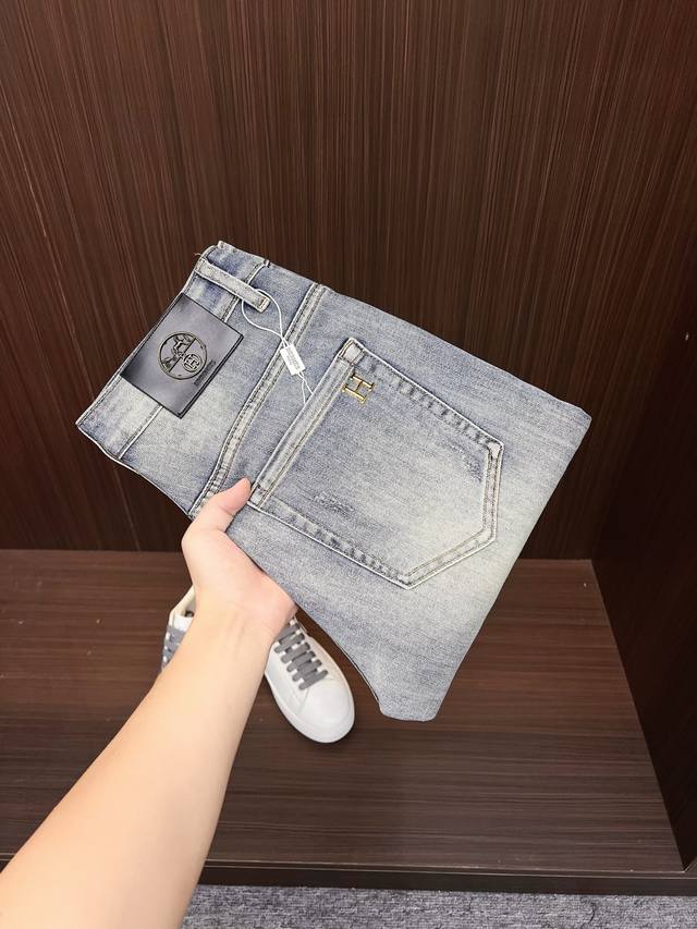 爱马仕 官网专柜同步有售，原单狠货，超级有范儿的一款5分牛仔短裤 定制原版水洗牛仔面料，独特设计，顶级印花工艺字母图案Logo，原版五金辅料装饰，极为翘楚的一款