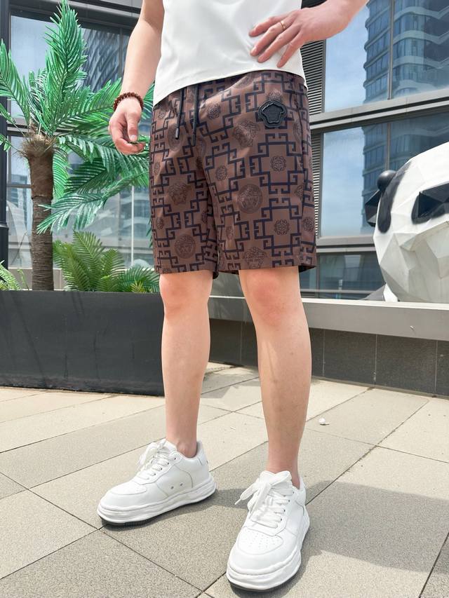 范思哲 2025夏季新款男士休闲短裤，高级定制面料透气面料 透气弹力舒适度极高，细节无可挑剔，顶级辅料配备，原版Logo设计理念，手感细腻柔软！上身版型超赞！尺