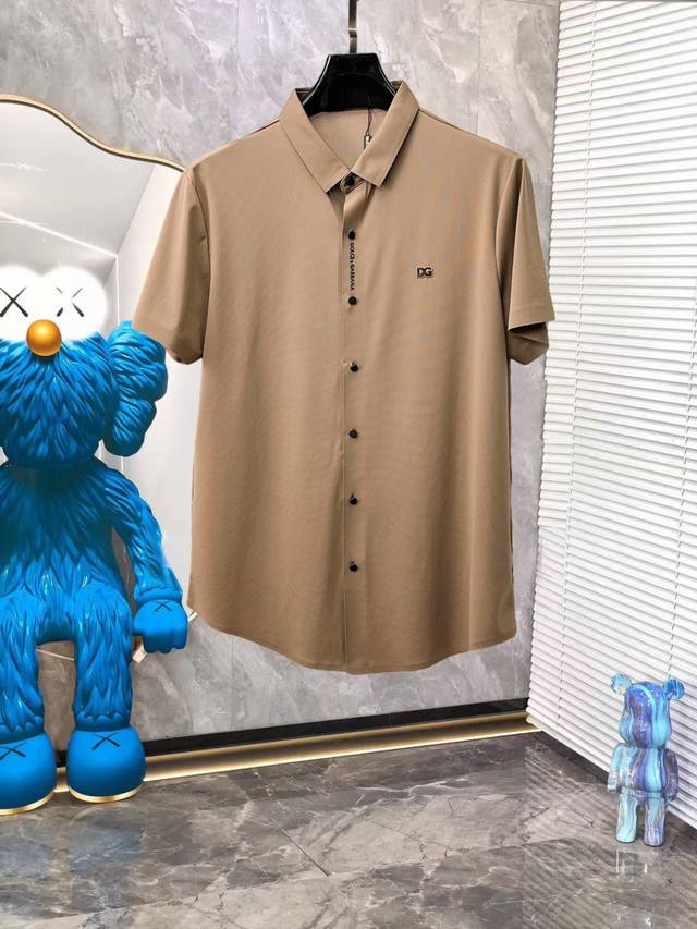 杜嘉班纳D&G 高端货商务 白领 单位人士必入单品！ 休闲商务翻领短袖，科技面料，体感非常棒，手感顺滑质感很棒！弹性好，无任何束缚感，面料自带透气网孔，吸湿排汗