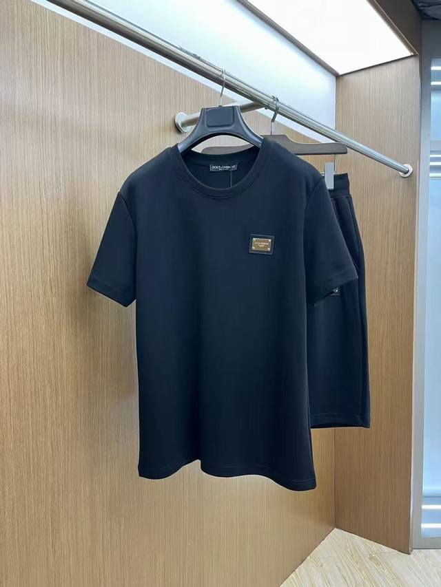 Hang 套 高端定制 2025春夏新款首发专柜最新款短袖短裤休闲套装 高端订制 设计前卫时尚!品牌Logo重工艺设计 高端定制丝光云朵棉面料.手感柔软.穿着舒 Hang 套 高端定制 2025春夏新款首发专柜最新款短袖短裤休闲套装 高端订制 设计前卫时尚!品牌Logo重工艺设计 高端定制丝光云朵棉面料.手感柔软.穿着舒