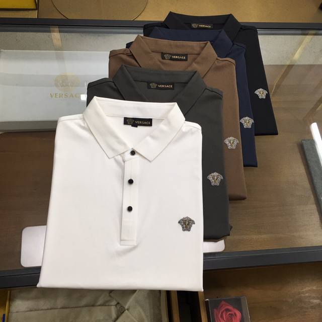 新品 Versac... 高端polo 2025Ss春夏新品 Go 时尚休闲翻领T恤，甄选优质天丝凉爽面料，无痕切割工艺，胸前密针精致Logo设计标识，客供订织