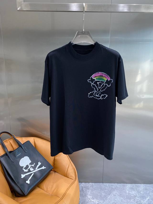 Lv-2025春夏新款男女同情侣款休闲宽松棉质圆领短袖T恤衫！贸易公司渠道稀出，同步官网发售 ！ 2025春夏最新系列，经典时尚设计元素，为全新系列注入满满活力