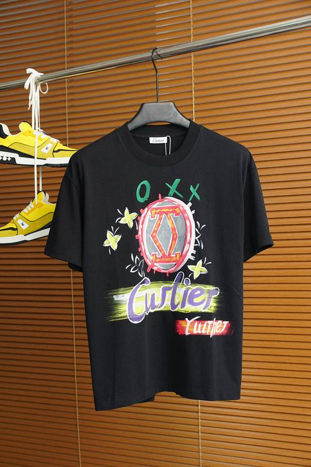 卡地亚-2025春夏新款男女同情侣款休闲宽松棉质圆领短袖T恤衫!贸易公司渠道稀出,同步官网发售 ! 2025春夏最新系列,经典时尚设计元素,为全新系列注入满满活 卡地亚-2025春夏新款男女同情侣款休闲宽松棉质圆领短袖T恤衫!贸易公司渠道稀出,同步官网发售 ! 2025春夏最新系列,经典时尚设计元素,为全新系列注入满满活