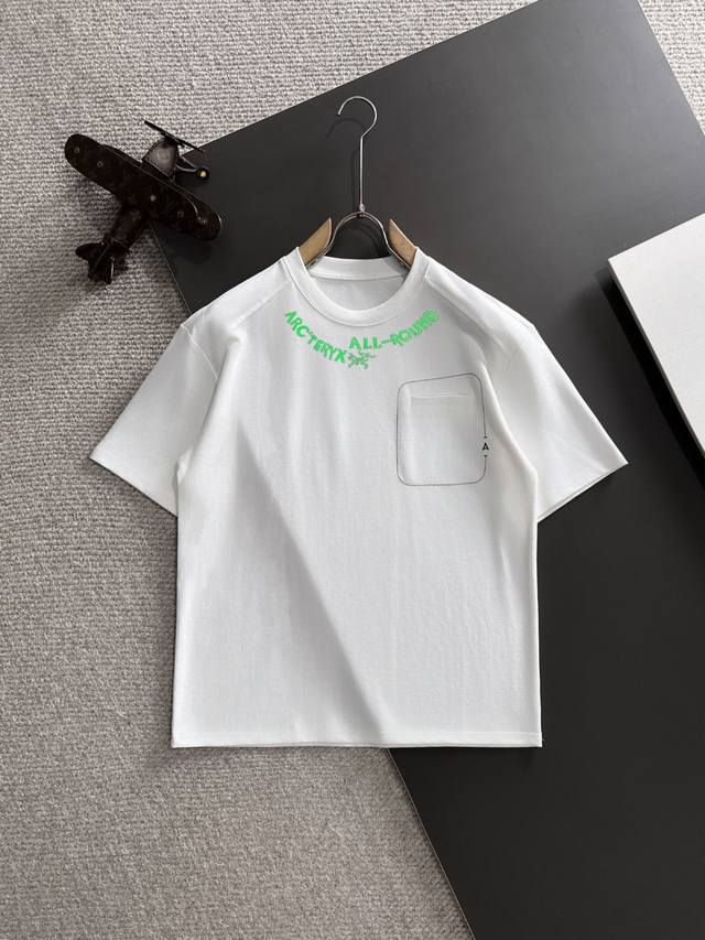 隔天出货 始祖鸟 2025夏季新款 顶级品质 区别通货 重磅推出特殊面料短袖 夏季走秀款 个性独家款式 男女同款 采用进口定制定染面料 后领锁链底全包肩 过水不